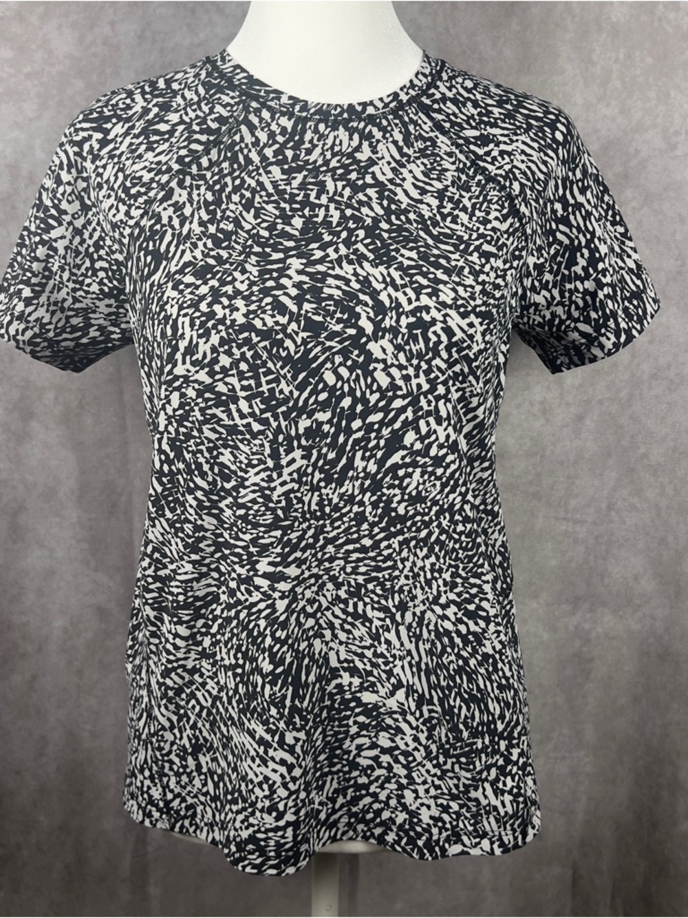 Athleta Ultimate Train Printed Tee Womens XXS Black White Short Sleeve Athletic